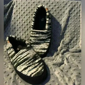 Acorn black and Gray yarn and Suede Slippers,‎ Size 8-9